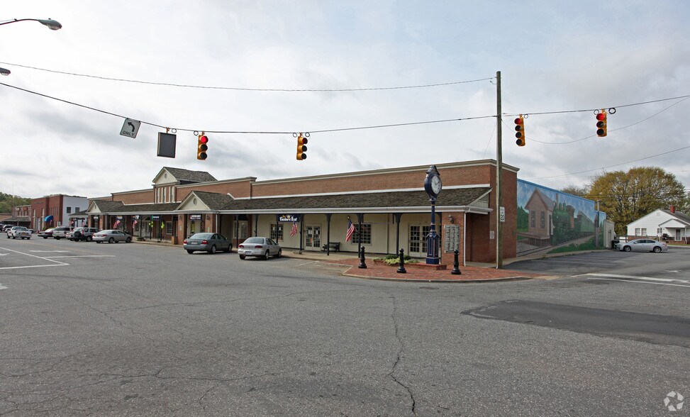 100-118 S Main St, Stanley, NC for lease - Primary Photo - Image 1 of 7