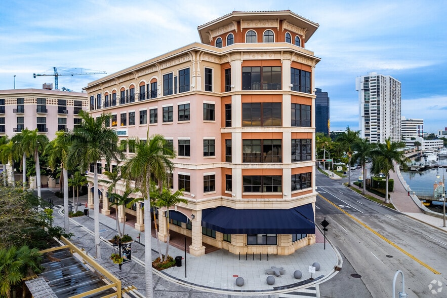 1 N Clematis St, West Palm Beach, FL for lease - Primary Photo - Image 1 of 8
