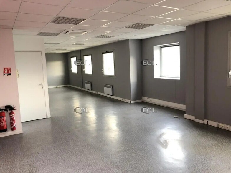 Flex in Saint-Priest for lease - Interior Photo - Image 3 of 15