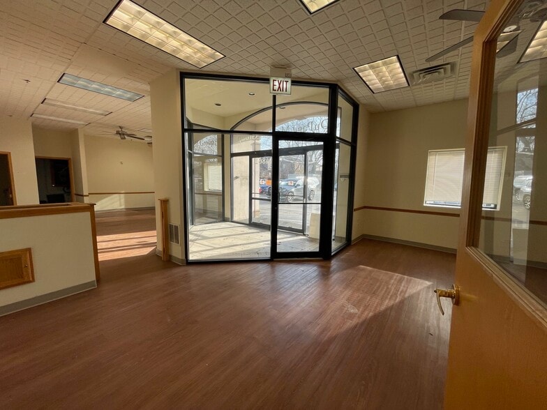 4861 W 95th St, Oak Lawn, IL for lease - Interior Photo - Image 2 of 17