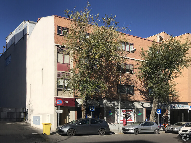 Calle De Julián Camarillo, 23, Madrid, Madrid for sale - Building Photo - Image 1 of 2