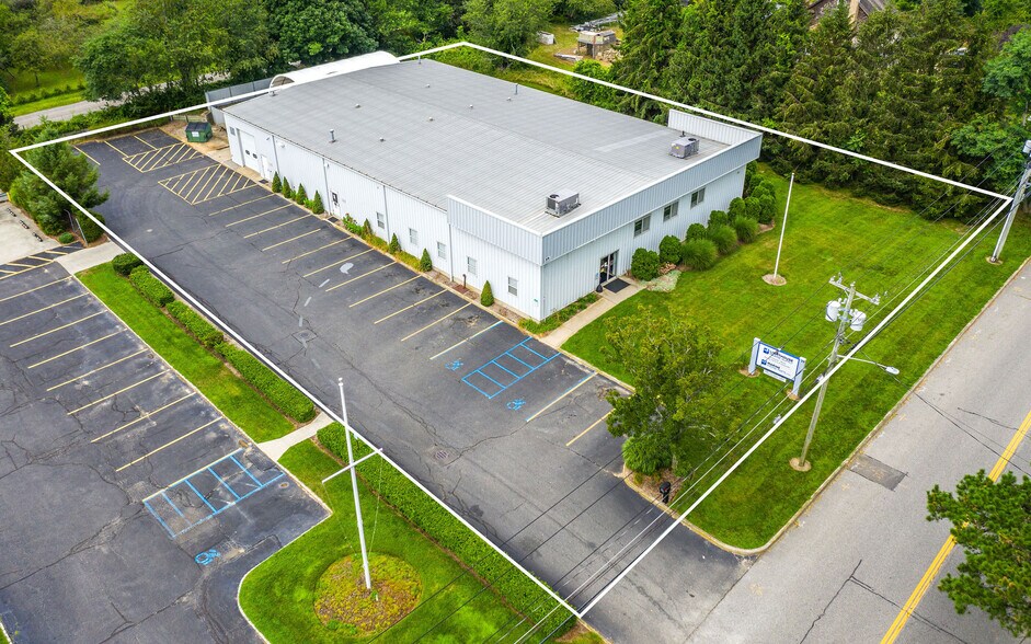 13 Edgar Ave, Riverhead, NY for sale - Primary Photo - Image 1 of 1