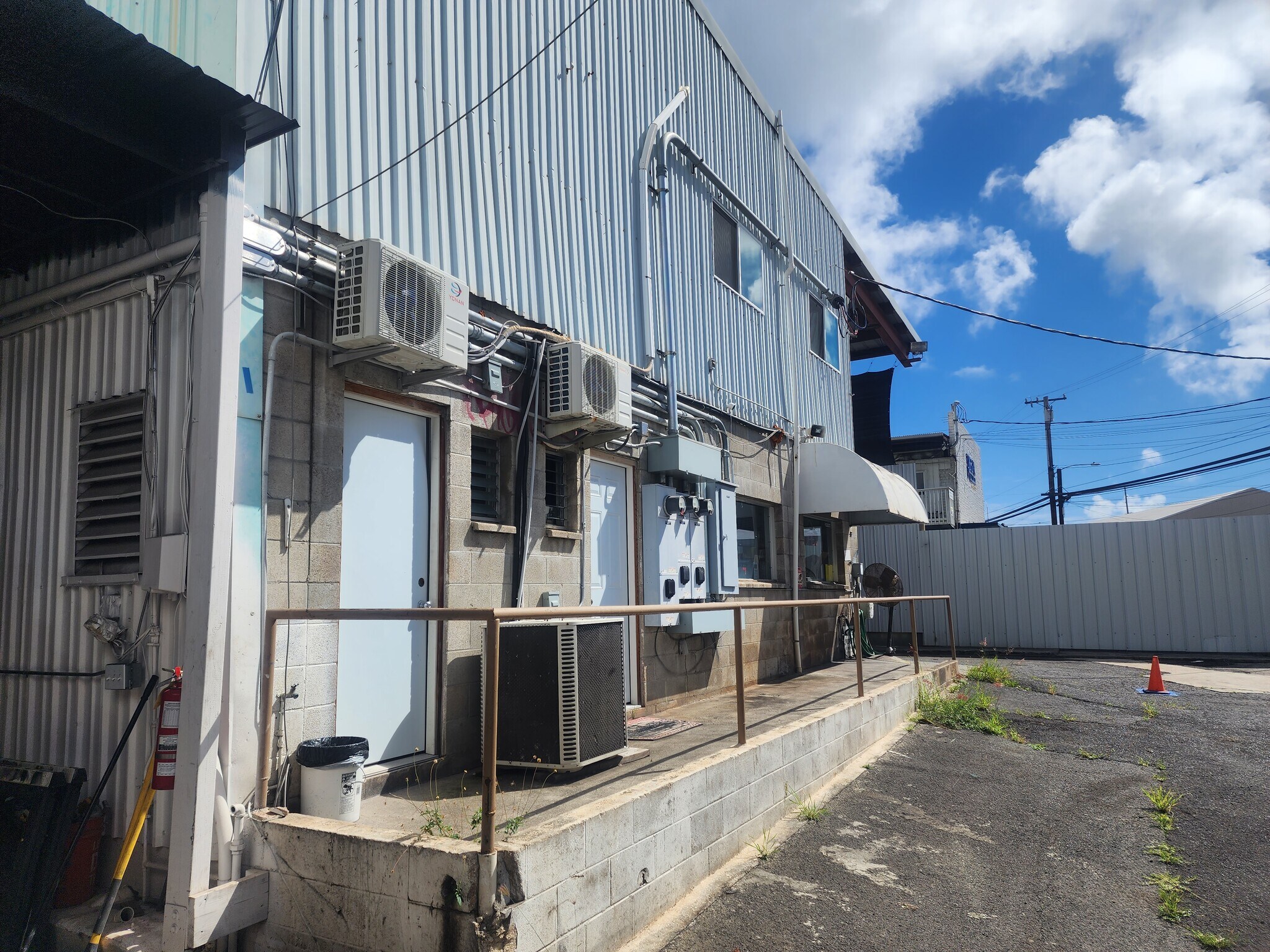 655 Mapunapuna St, Honolulu, HI 96819 AutoBody w/booth AVAILABLE MAY