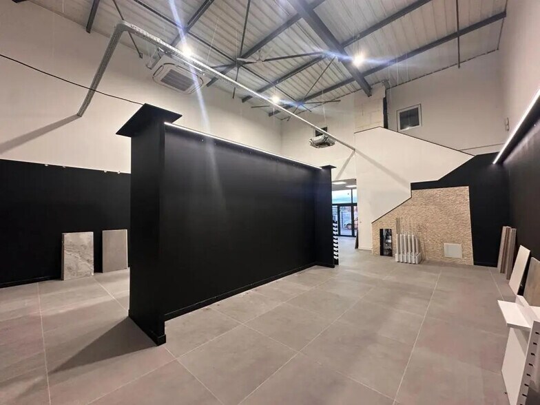 Flex in Mions for lease - Interior Photo - Image 3 of 5