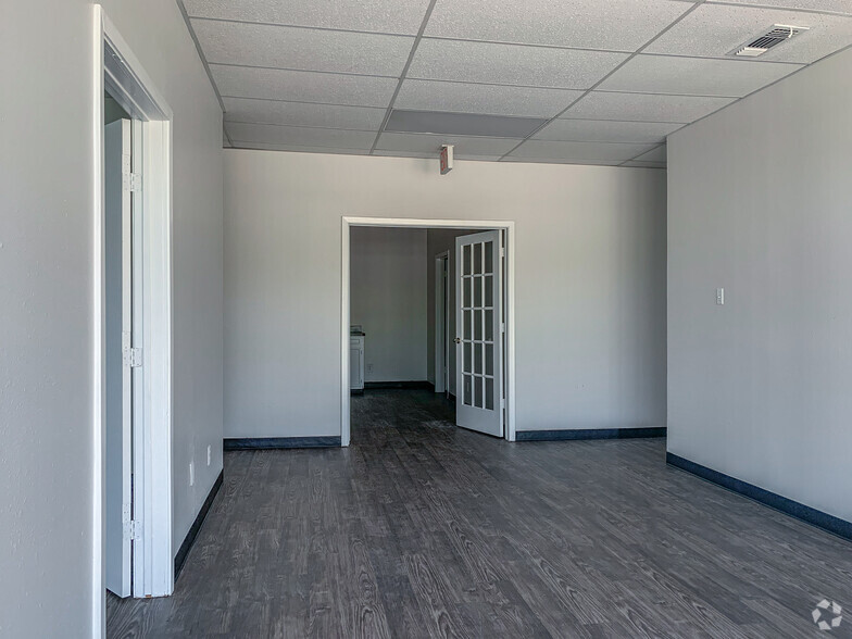 1108-1110 Summit Ave, Plano, TX for lease - Interior Photo - Image 2 of 17