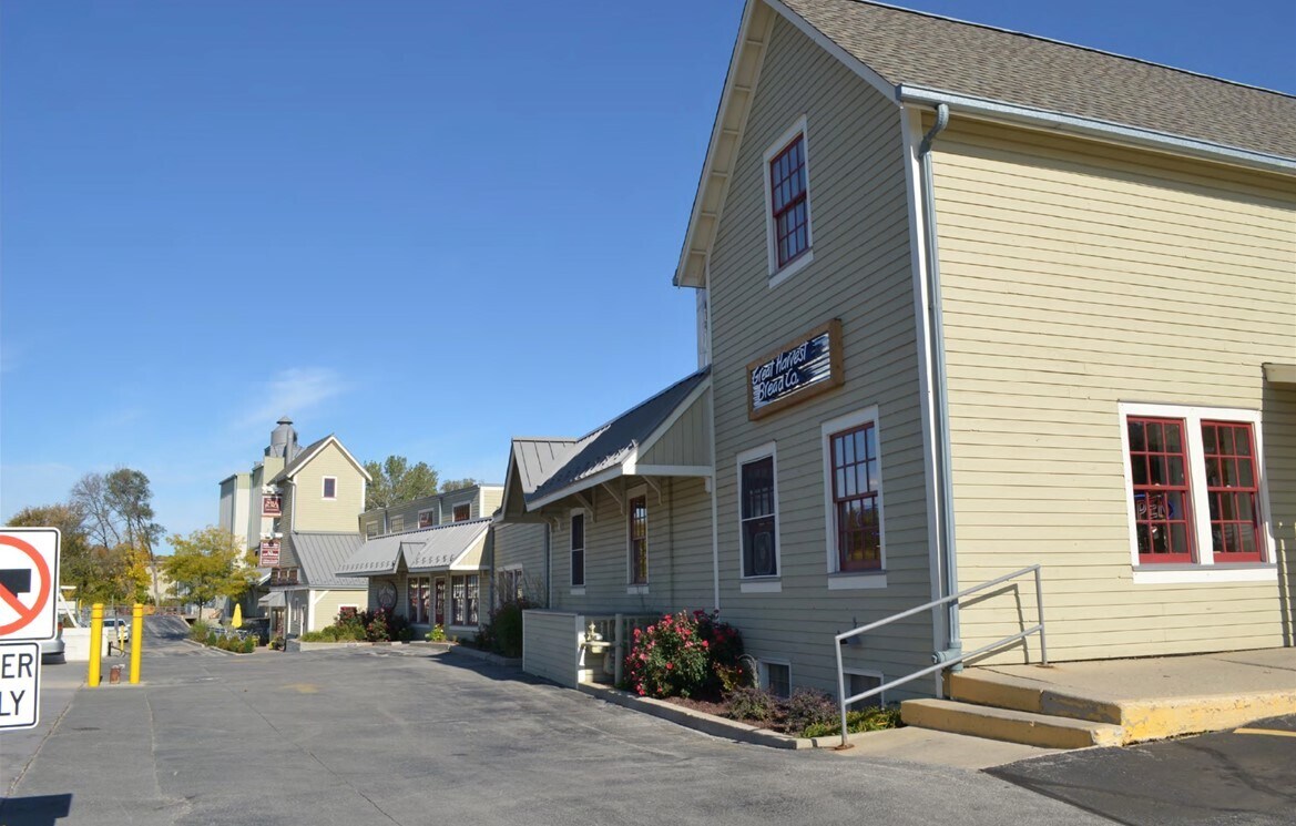 13402-13418 Watertown Plank Rd, Elm Grove, WI for sale Building Photo- Image 1 of 1