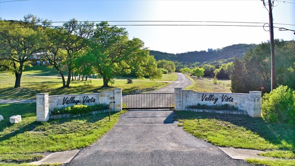 134 Valley Vista Dr, Uvalde, TX for sale - Building Photo - Image 1 of 1