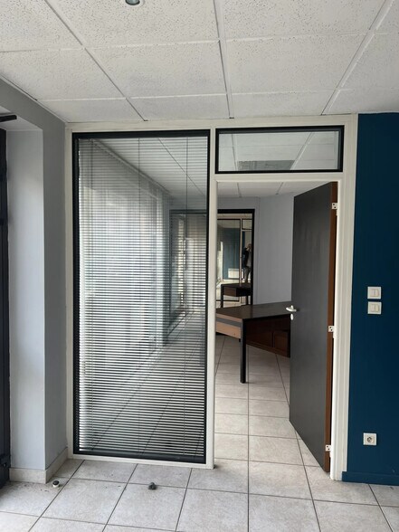 Retail in Fontaines-sur-Saône for sale - Interior Photo - Image 2 of 3