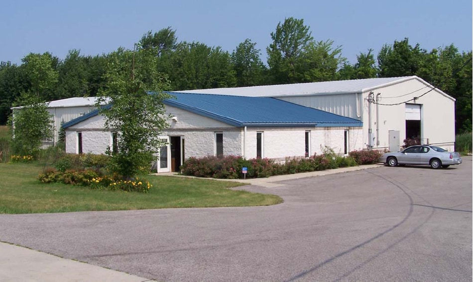 725 Pleasant Ave, Geneva, OH for lease - Primary Photo - Image 1 of 8