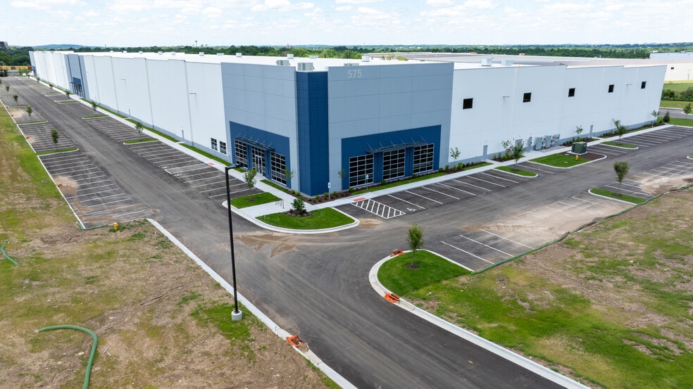 575 Maddox Simpson Pkwy, Lebanon, TN for lease - Building Photo - Image 3 of 13