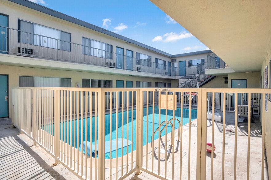 1232 W 29th St, Los Angeles, CA for sale - Building Photo - Image 3 of 7