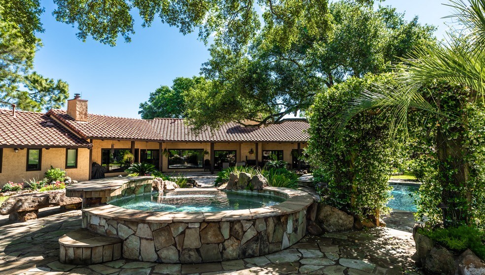 9905 Mayfair Ln, Brenham, TX 77833