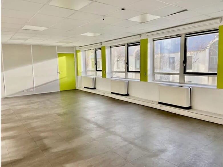 Office in Issy-les-Moulineaux for lease - Building Photo - Image 3 of 7
