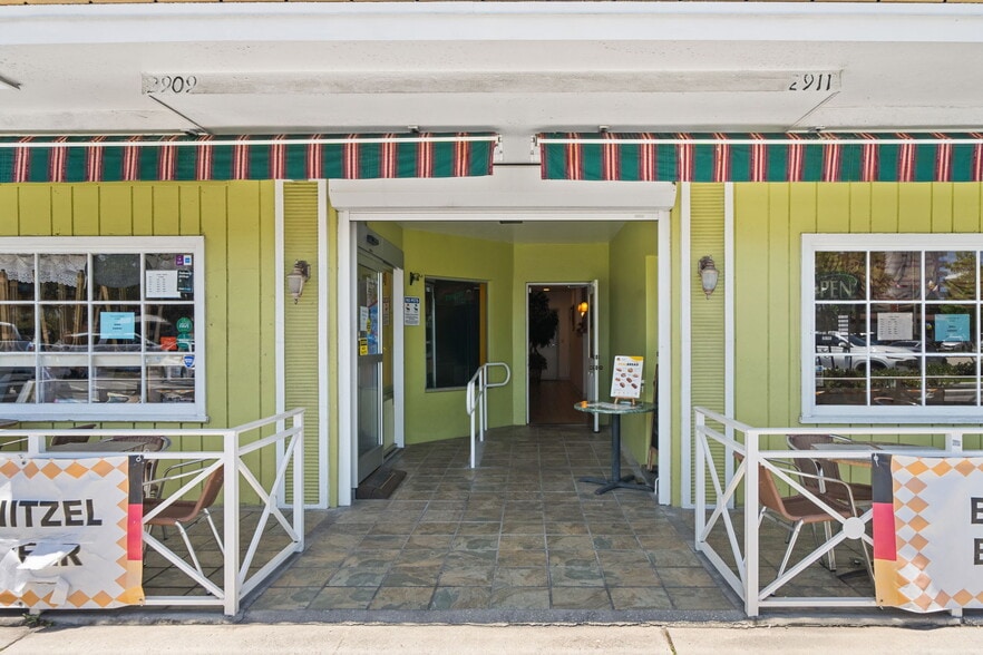 2909-2911 E Commercial Blvd, Fort Lauderdale, FL for sale - Building Photo - Image 2 of 30