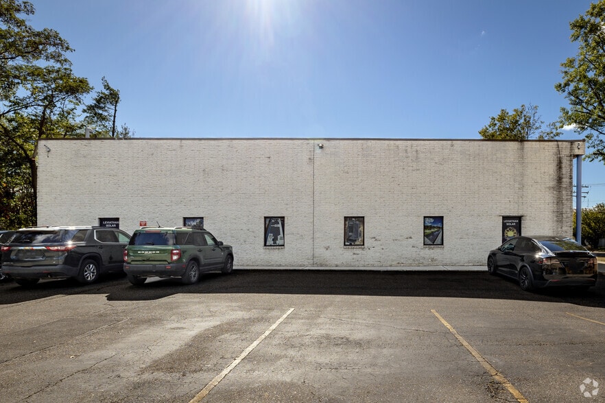 1993-1997 Pond Rd, Ronkonkoma, NY for lease - Building Photo - Image 2 of 5