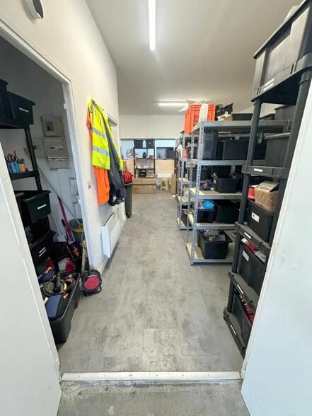 Flex in Taverny for lease - Interior Photo - Image 2 of 8