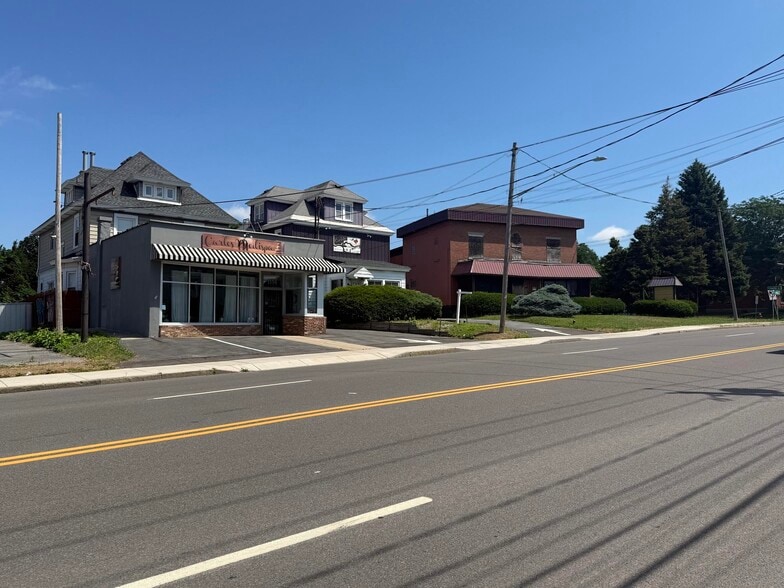 1106 -1114 Genesee Street West, Syracuse portfolio of 3 properties for sale on LoopNet.com - Building Photo - Image 2 of 7