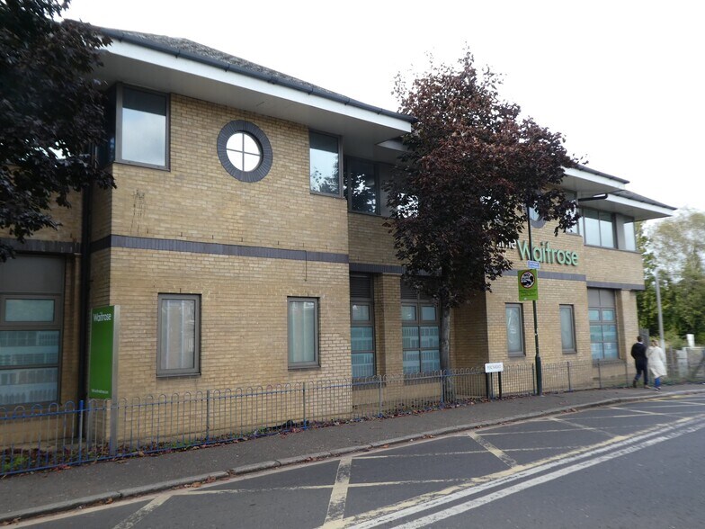 72 Oldfield Rd, Hampton for lease - Building Photo - Image 2 of 5