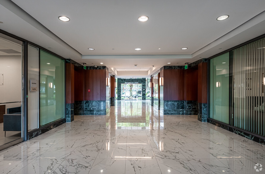 2255 Glades Rd, Boca Raton, FL for lease - Lobby - Image 1 of 7