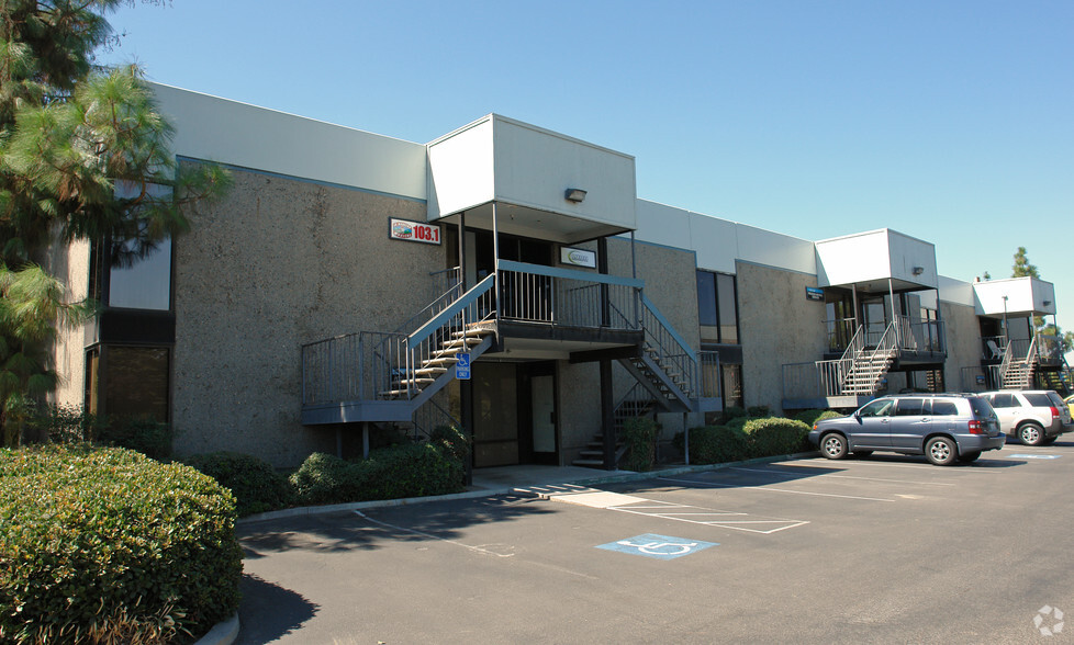 320 W Bedford Ave, Fresno, CA for lease - Building Photo - Image 2 of 5