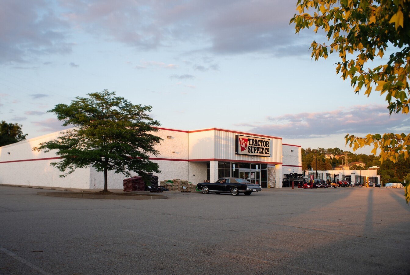 725 Manor Rd, Delmont, PA 15626