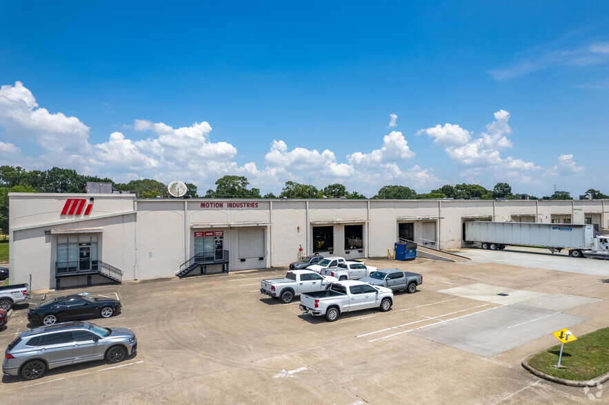 1200-1236 Silber Rd, Houston, TX for lease - Building Photo - Image 2 of 4