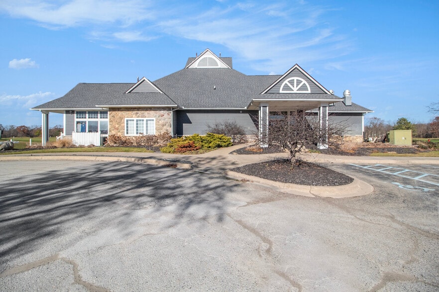 1111 Six Mile Rd, Whitmore Lake, MI for sale - Primary Photo - Image 1 of 5