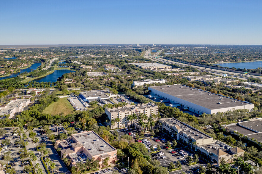 2201-2225 N Commerce Pky, Weston, FL for lease - Primary Photo - Image 3 of 3