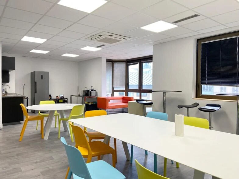 Rue Beffroy, Neuilly-sur-Seine for lease - Interior Photo - Image 2 of 3