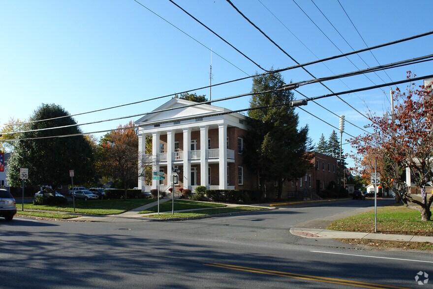 393 Delaware Ave, Delmar, NY for sale - Primary Photo - Image 1 of 1