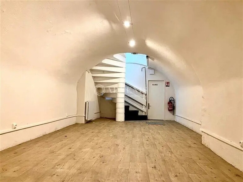 Retail in Bourges for lease - Interior Photo - Image 3 of 3