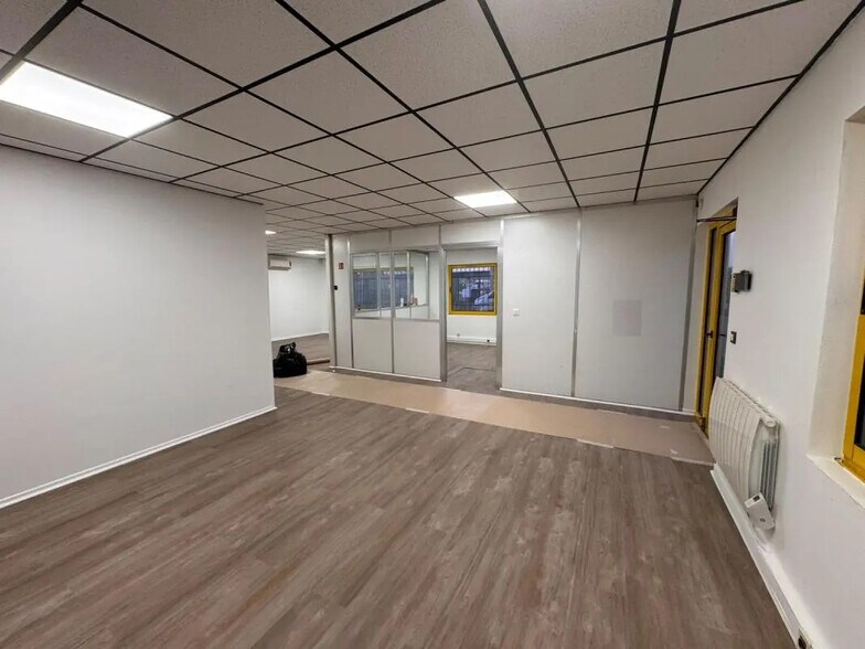 Office in Pusignan for lease - Interior Photo - Image 3 of 5