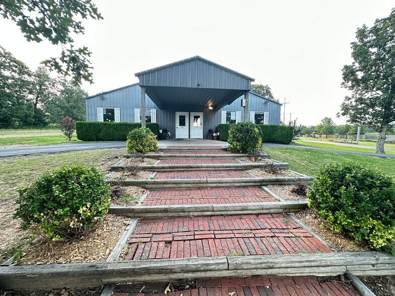 1095 E 4th St, Tahlequah, OK 74464