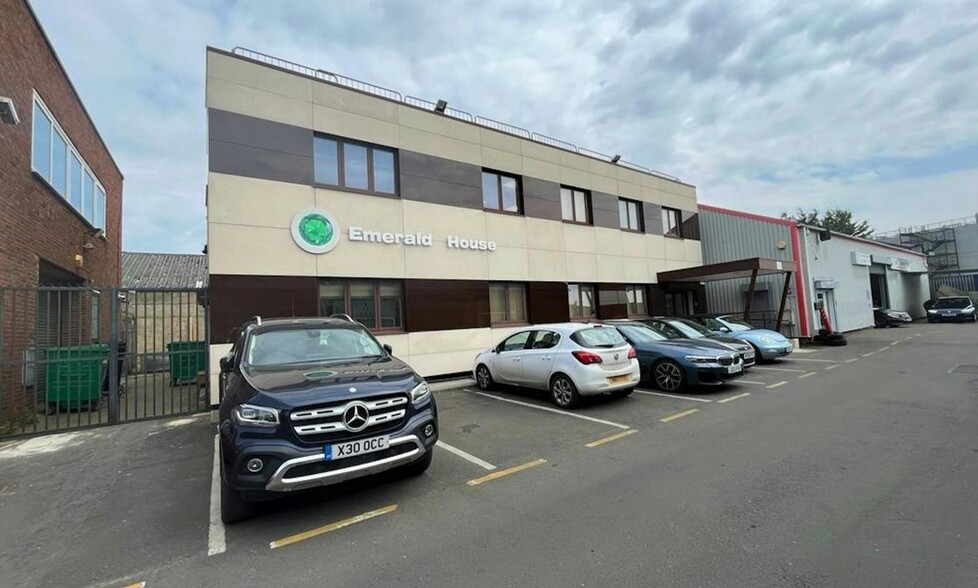 Braintree Rd, Ruislip for lease - Building Photo - Image 1 of 3