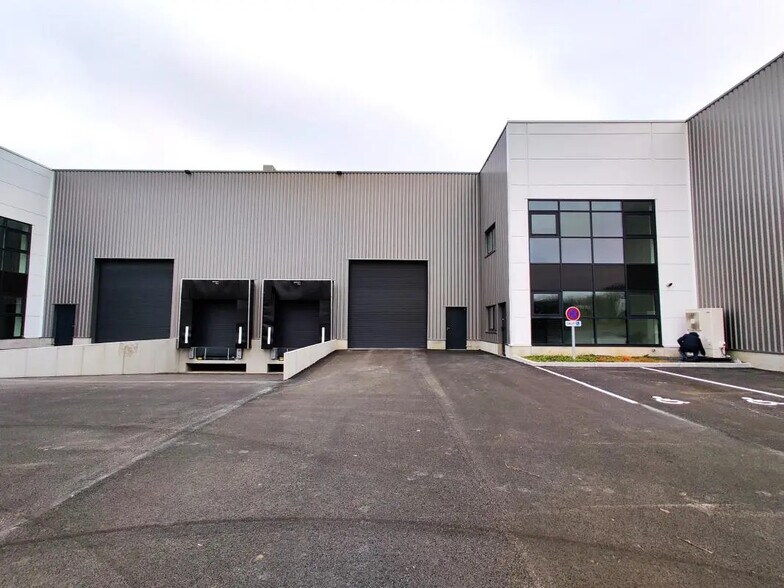 Office in Bondues for lease - Building Photo - Image 2 of 11