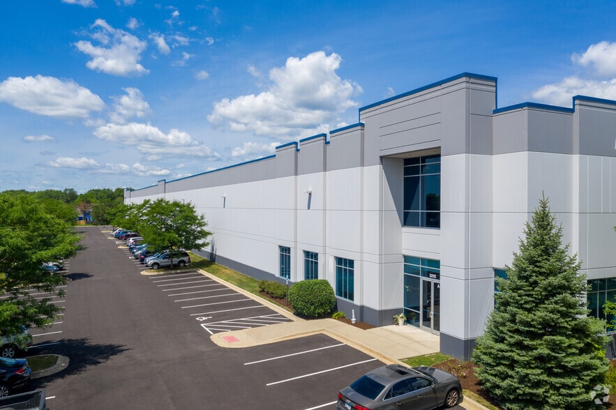 3210 Oak Grove Ave, Waukegan, IL for lease - Building Photo - Image 1 of 8