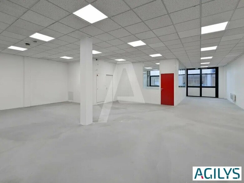 Flex in Saclay for lease - Building Photo - Image 1 of 8