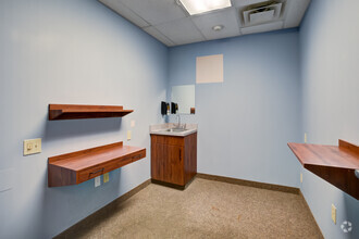 120 N Eagle Creek Dr, Lexington, KY for lease Interior Photo- Image 2 of 7