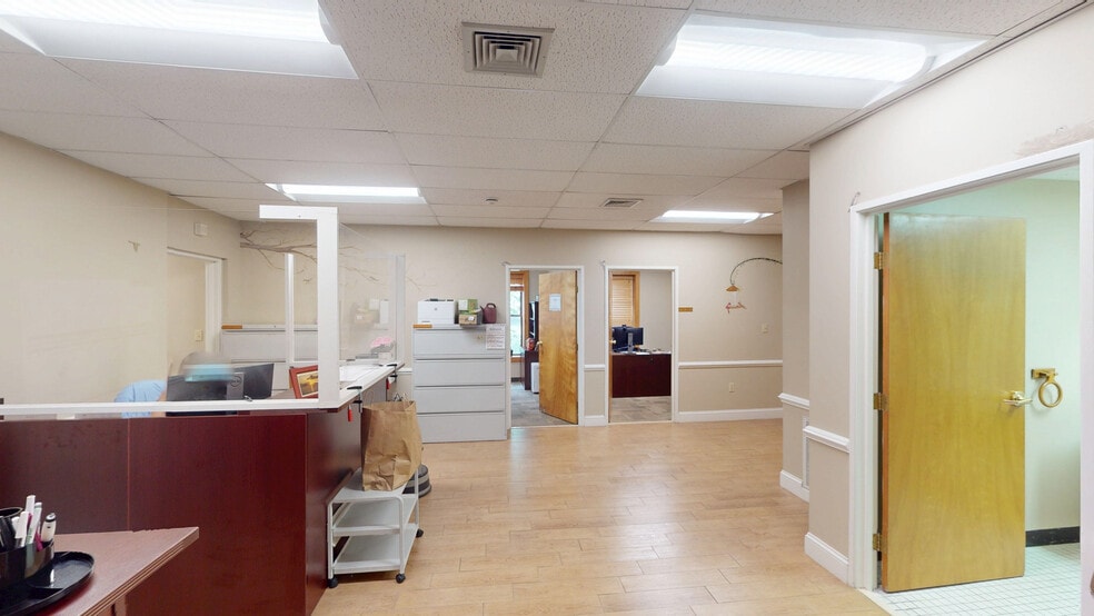 536 Broad St, Weymouth, MA for sale - Interior Photo - Image 3 of 29