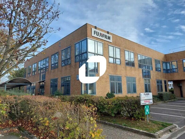 39-43 Avenue Des 3 Peuples, Montigny-le-Bretonneux for lease - Building Photo - Image 3 of 7