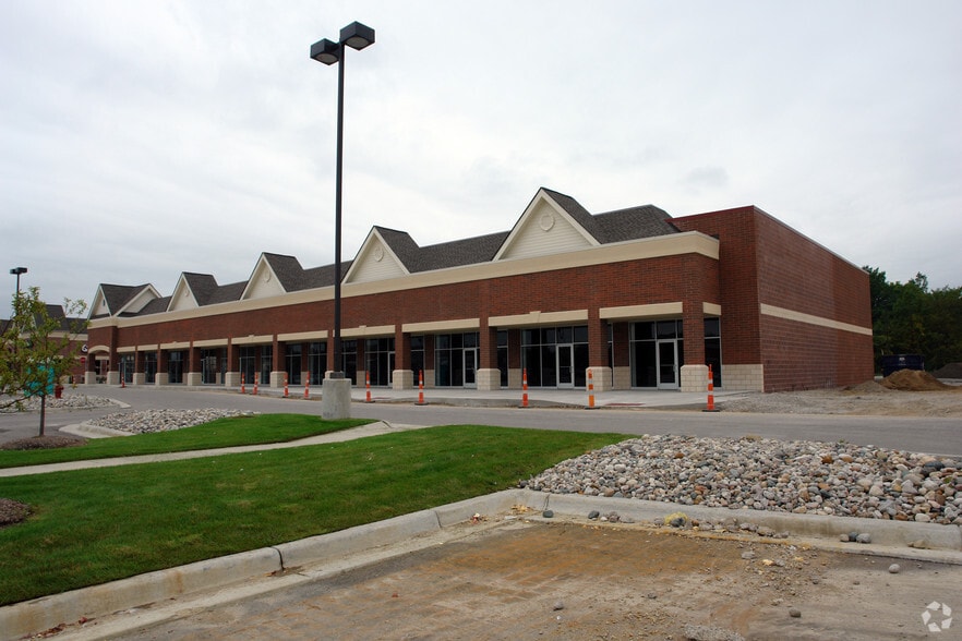 5709-5773 E 12 Mile Rd, Warren, MI for lease - Building Photo - Image 3 of 12