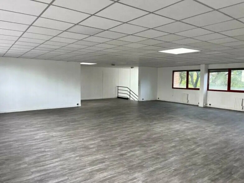 Flex in Le Blanc-Mesnil for lease - Interior Photo - Image 3 of 4