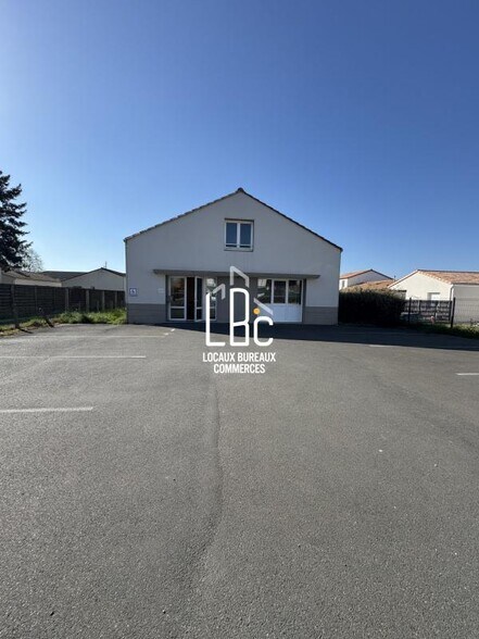 38 Rue Du Stade, La Chevrolière for sale - Building Photo - Image 1 of 18