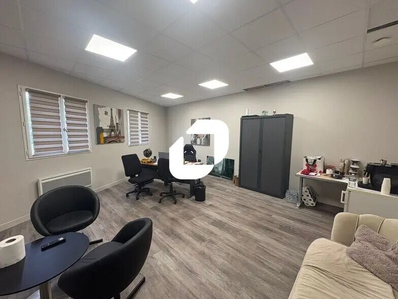 Flex in Mantes-la-Ville for lease - Interior Photo - Image 1 of 10