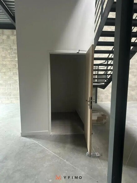 Flex in Droue-sur-Drouette for lease - Interior Photo - Image 3 of 9