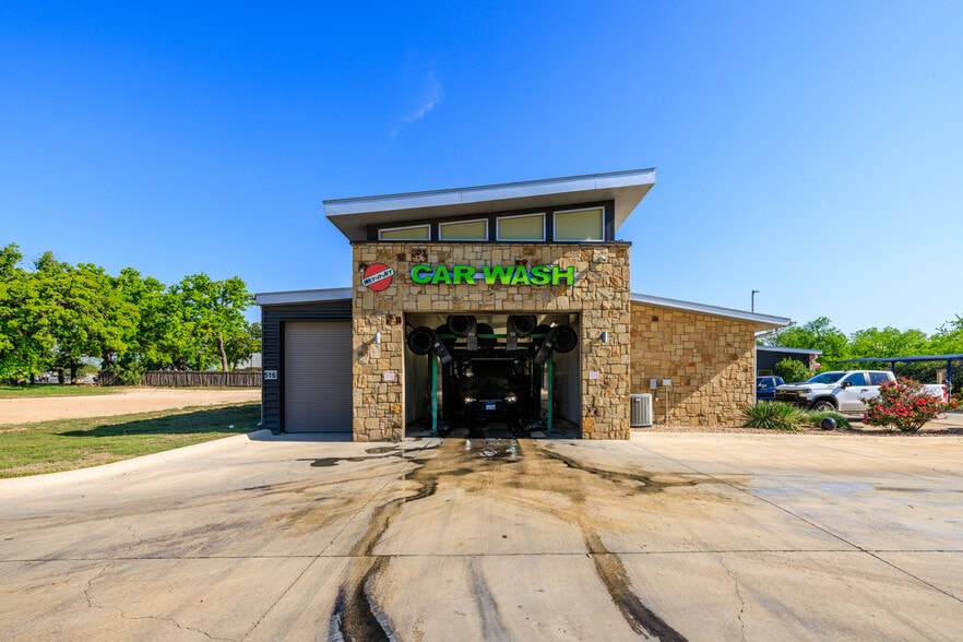 516 Friendship Ln, Fredericksburg, TX for sale - Building Photo - Image 3 of 22