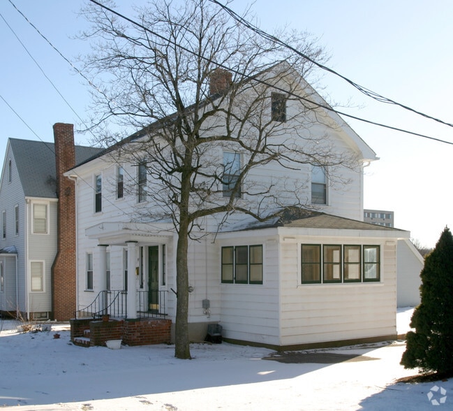 49 E Cedar St, Newington, CT 06111