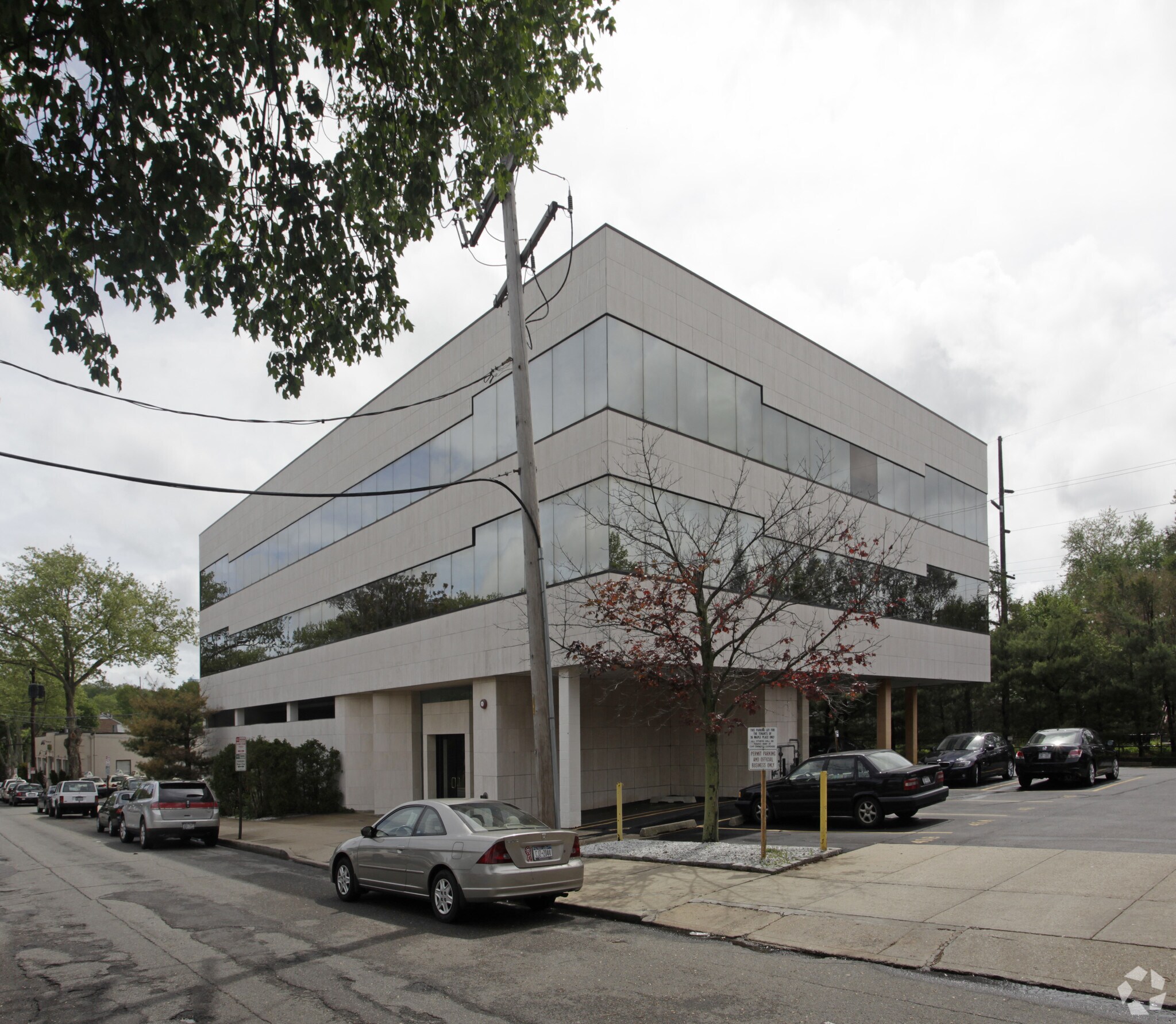 36 Maple Pl, Manhasset, NY for sale Primary Photo- Image 1 of 1