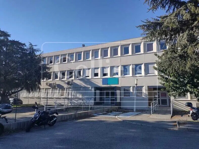 Office in Salon-de-Provence for lease - Building Photo - Image 1 of 4