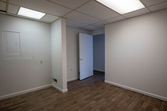 12 Roosevelt Ave, Mystic, CT for lease Interior Photo- Image 2 of 6